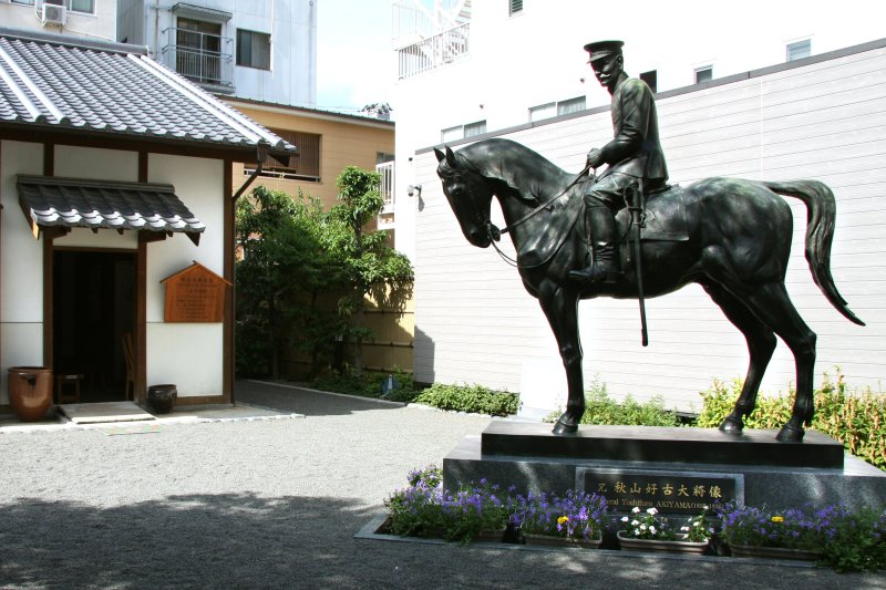 「日本騎兵」の父と呼ばれる兄・好古は、やはり騎馬姿がよく似合う。