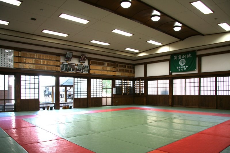 真之ゆかりの武道場に掲げられた｢質実剛健」の言葉は、秋山兄弟の精神を現代にも伝える。