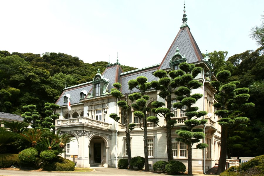 松山城の麓に佇む当時のままの白亜の洋館は、緑と相まって美しいの一言！