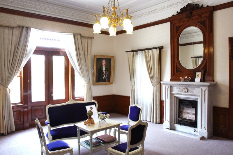 エレガンスな調度品がセンス良く配置され、優美な雰囲気を醸し出す迎賓室。