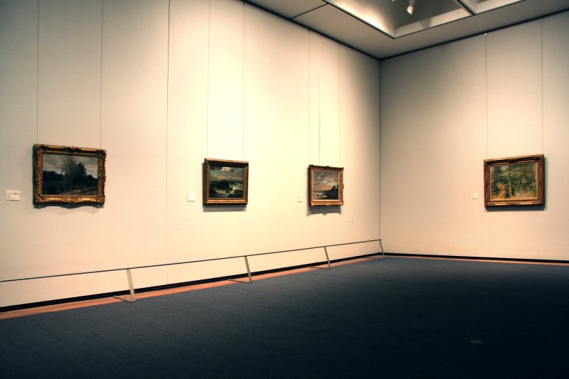 世界の名画を数多く展示してあり、巨匠たちの筆使いまで間近で鑑賞することができる。