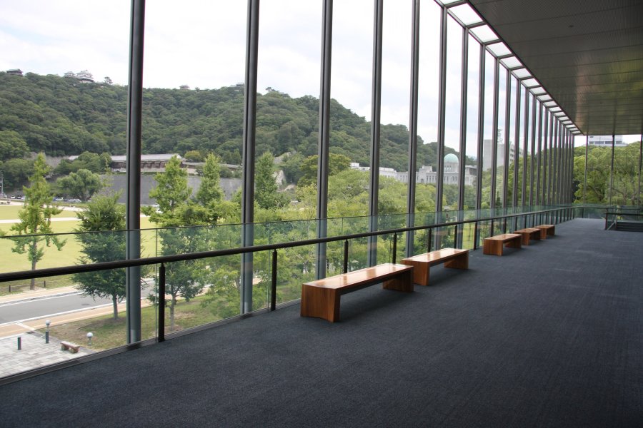 2階の展望ロビーはガラス張りになっており、松山城や城山公園を見渡すことができる絶好のロケーション。