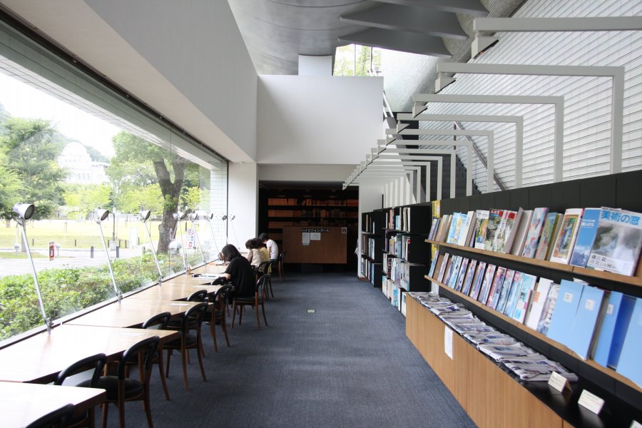 目の前に城山公園の緑広がる開放的な図書コーナーでは、ゆっくりと時間を忘れて読書ができる。