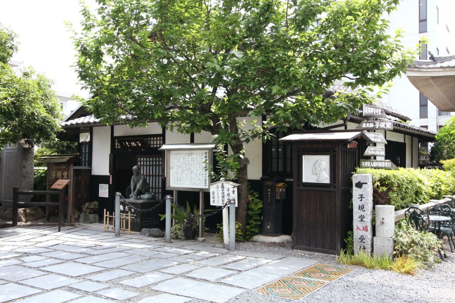 子規が17歳まで過ごした邸宅を、子規の文学仲間や友人らの記憶を頼りに再現。