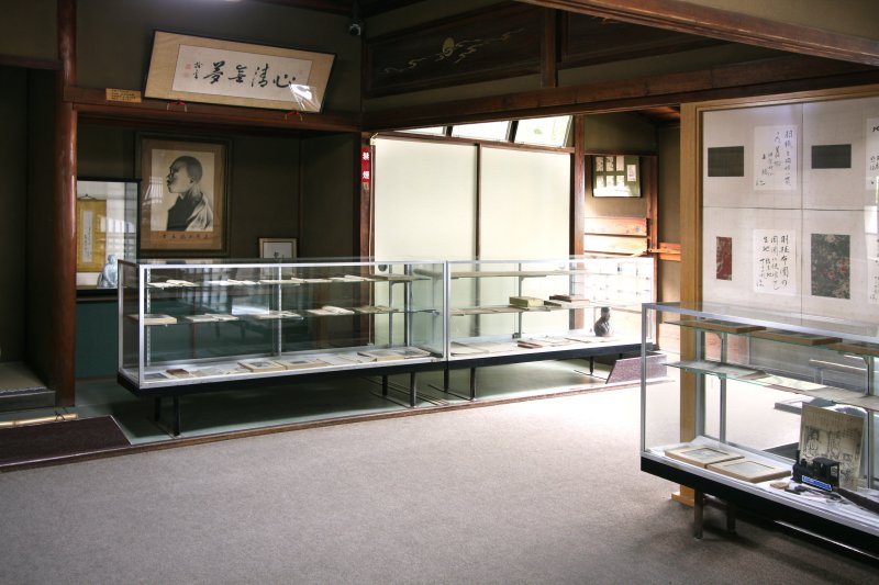 子規や親交の深かった夏目漱石らに関係する原稿などの文学資料や写真、各種文献など貴重な資料を展示。