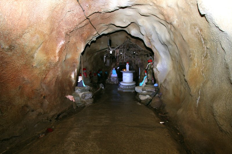 本殿の裏手にはマントラ洞と呼ばれる、「悟り」と「八十八ヶ所」をテーマとした洞窟がある。