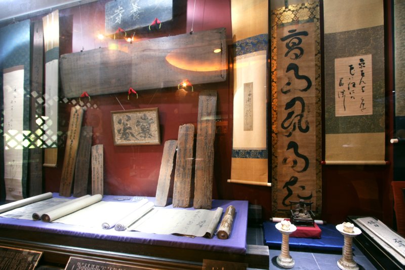 1000点以上もある寺宝の中から、約100点を陳列した宝物館。出土品や古文書、刀剣など見ているだけでもワクワクする。