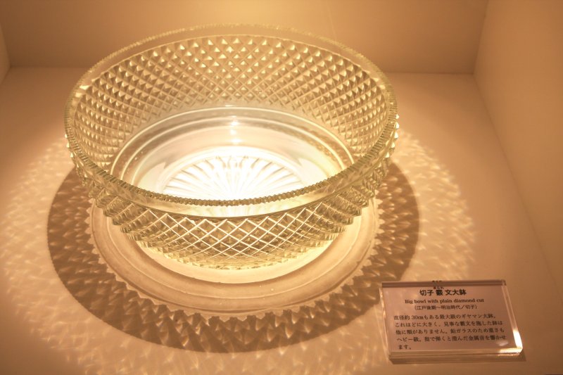 ぎやまんとしては最大級の、直径30cmもある｢切子霰文大鉢｣を展示。