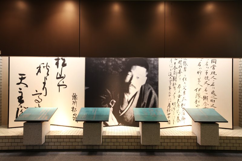 自筆の句や墓誌銘のパネルを展示したエントランスは、子規からの自己紹介を受けるかのようである。