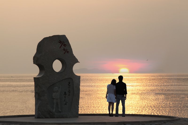 「日本の夕日百選」に認定された夕日と恋人たちの姿は、まるでドラマのワンシーンのよう。