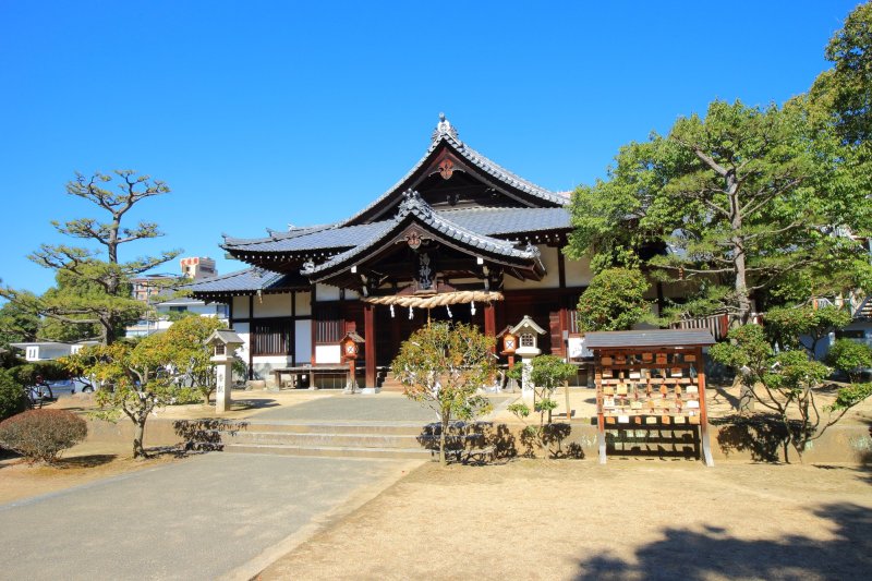 厳粛な空気に包まれている4柱の祭神を祭る湯神社の拝殿。