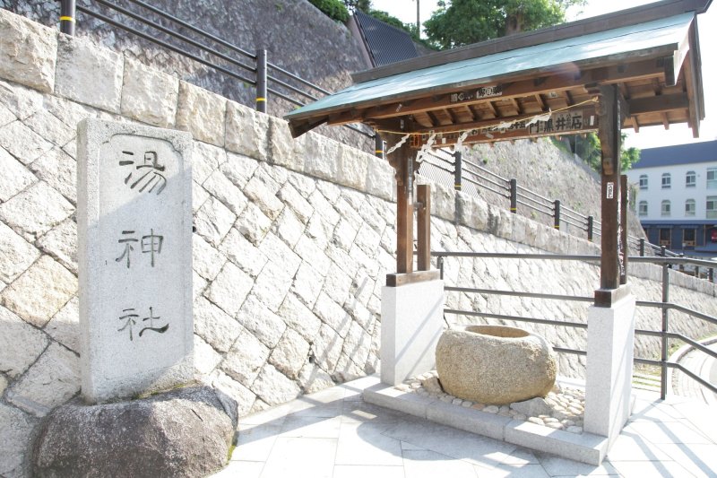 鳥居をくぐれば小高い丘の冠山に鎮座する湯神社へと階段が続く。