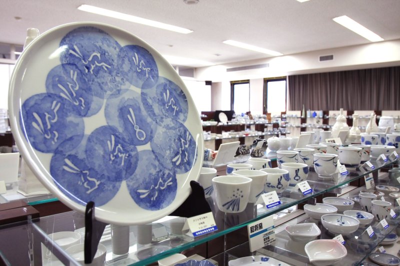 2階には砥部焼の80窯元以上の作品が一同に揃い、展示販売されている。