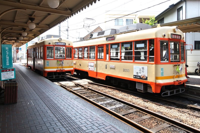 道後の玄関口となる駅のホームは、観光客を中心にいつも賑わう。