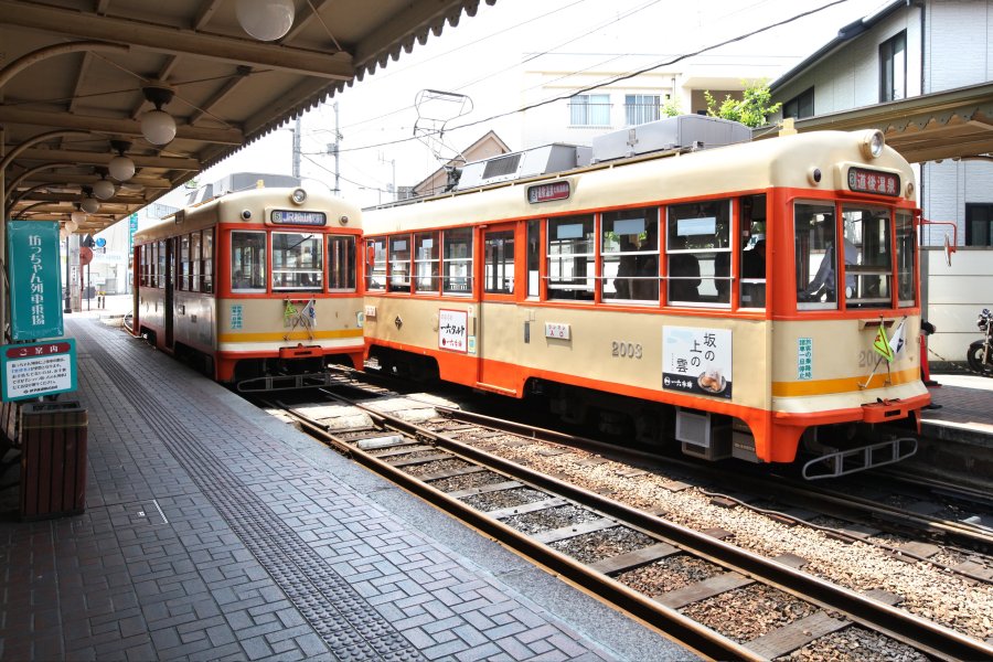 道後の玄関口となる駅のホームは、観光客を中心にいつも賑わう。