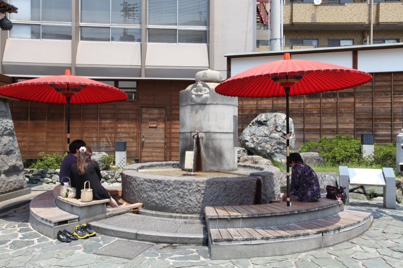 老若男女問わず、誰に気兼ねする事なく足湯を楽しめる。