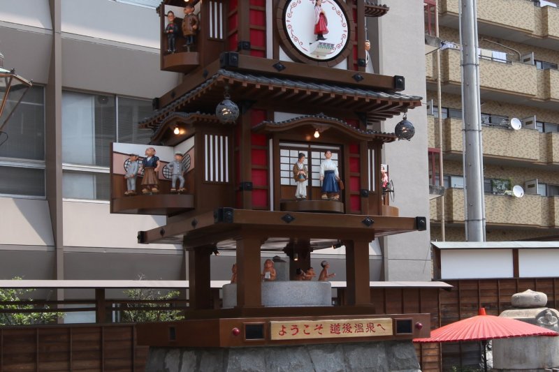 8:00～22:00まで1時間ごとに可動する坊っちゃんカラクリ時計。足湯に訪れた人々の目を楽しませる。