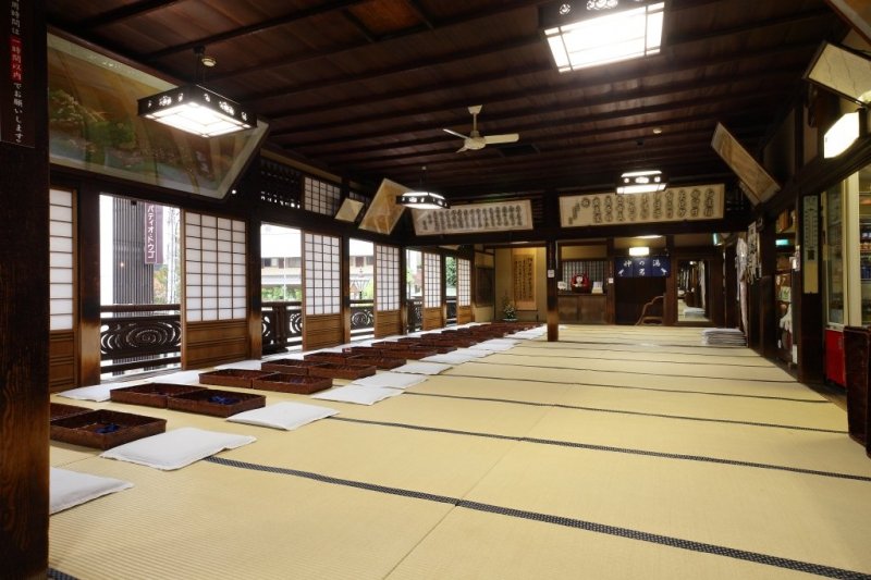 湯上りは浴衣に着替えて「神の湯二階休憩室」へ。