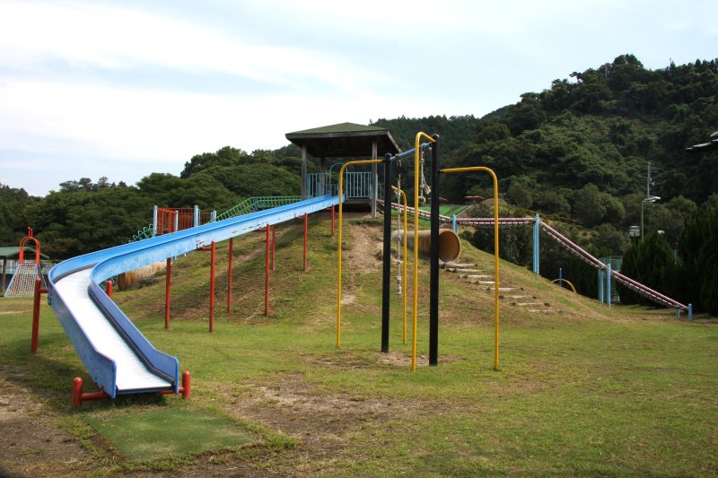 清らかな空気が流れる中にある公園。近所の公園では味わえない広大さに子供たちは歓喜する。