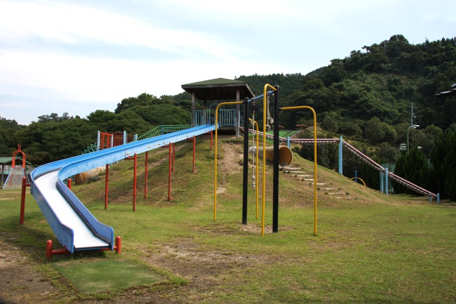 清らかな空気が流れる中にある公園。近所の公園では味わえない広大さに子供たちは歓喜する。