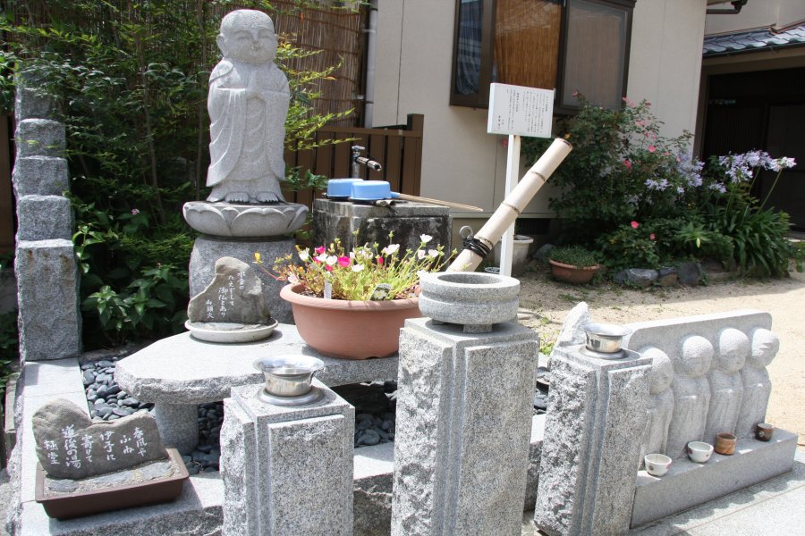 境内にある地蔵は水琴窟になっており、水をかけて耳を澄ますと竹筒から透きとおった美しい音色が聞こえてくる。
