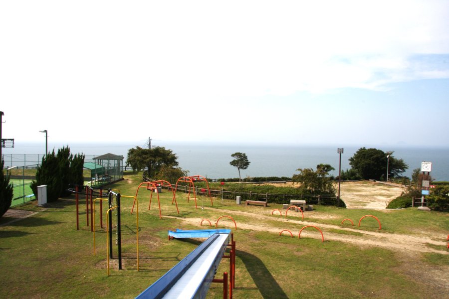 公園のすべり台から望む伊予灘の大海原は絶景。