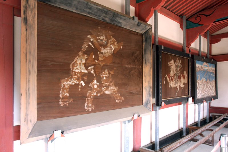 回廊には和算学の古い絵馬や御輿などが展示されている。
