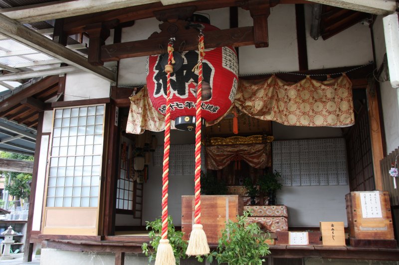 本堂の横には、どんな願いも叶えてくれると言い伝えのある「お六部さま」を祀っており、多くの人々に厚く信仰されている。