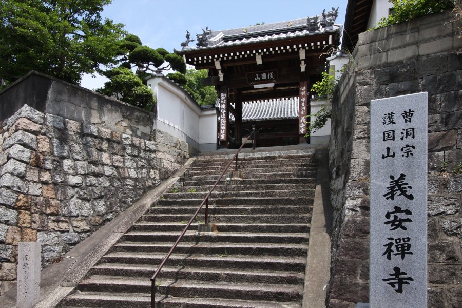 義安寺の下には清流が流れており、昭和30年頃まではこの辺りでよく蛍が見られ、自刃した武士たちの精霊が蛍となったという伝説があった。