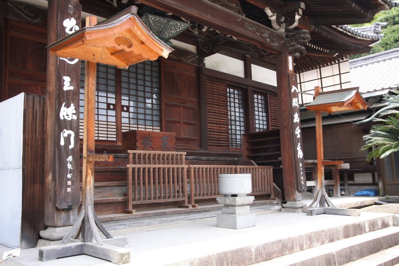 河野一族の河野彦四郎義安が建てたことから「義安寺」と名付けられ、本堂の扉や屋根瓦には河野家の家紋が見られる。