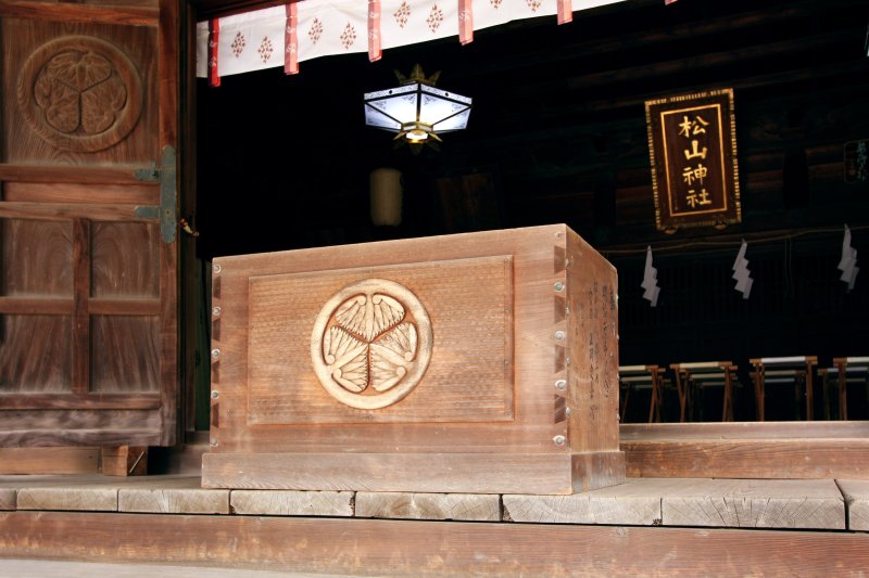 徳川家康公を祀っているため、社殿のいたるところに｢三つ葉葵｣の家紋がみられる。