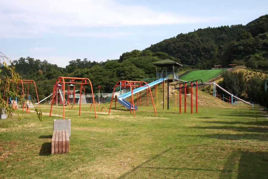 様々なアスレチックがあり、子供に大人気の公園となっている。