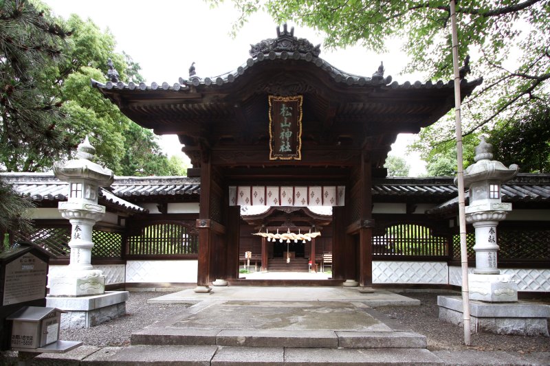 松山平野の鬼門に位置し、城下町の平和を見守っている。