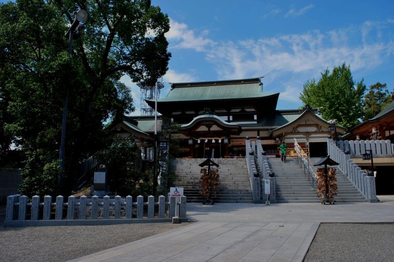 「愛媛県」の由来とされる愛比売命（えひめのみこと）も祀られている椿神社の拝殿。