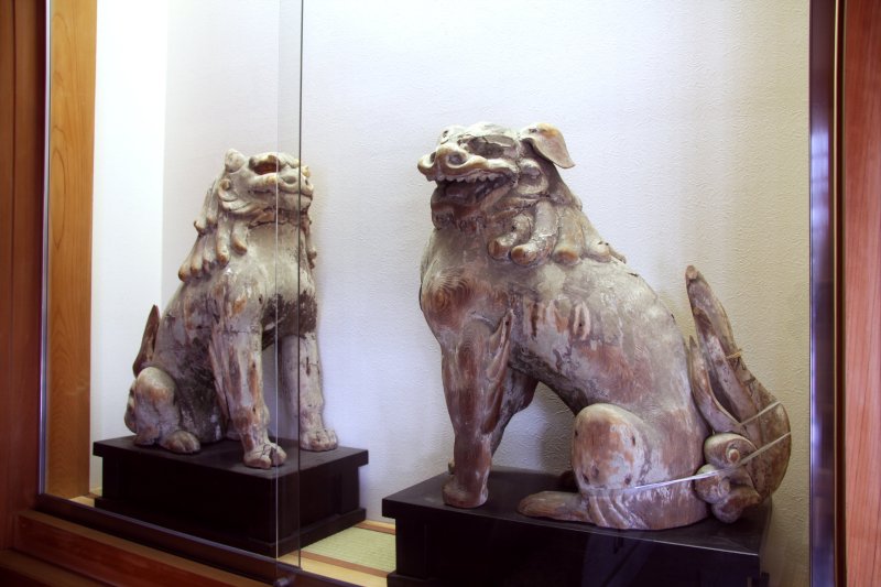 長きにわたり椿神社を見守ってきた狛犬は、室町時代末期のものとされる。