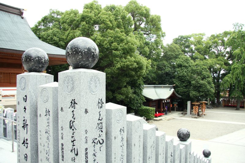彫刻されている珍しい句碑玉垣。上の石球には、十二支の形が彫られている。