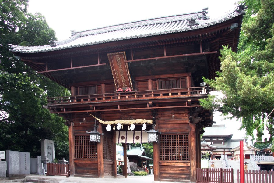 愛媛県内での椿神社の知名度や歴史の深さを物語る堂々たる楼門。