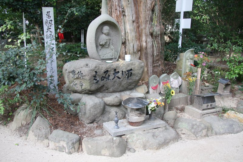 もみ大師は豊作、延命のご利益があると言われ、参拝する人々が非常に多い。