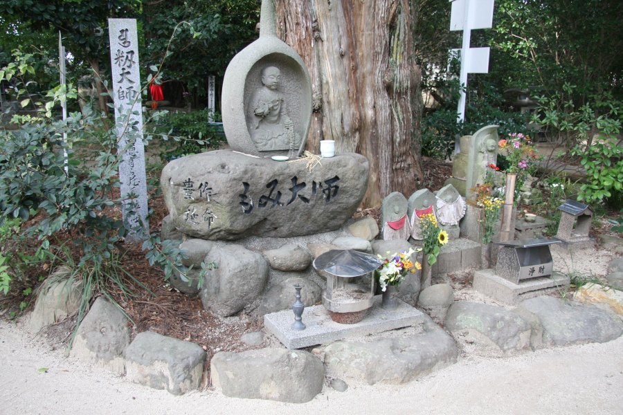 もみ大師は豊作、延命のご利益があると言われ、参拝する人々が非常に多い。