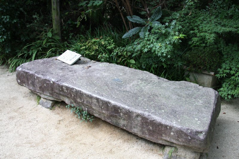 インド霊鷲山の石を埋め込んだ説法石。一人の仏弟子としてここに座り、時空を超えた説法会に想いを巡らせる参拝者も多い。