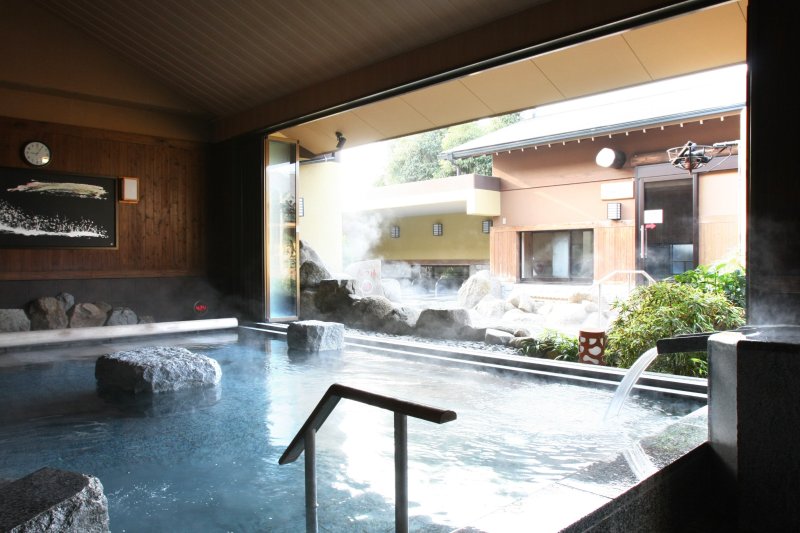 種類豊富な露天風呂では「美肌の湯」のヌルヌルとした感触を楽しめる。