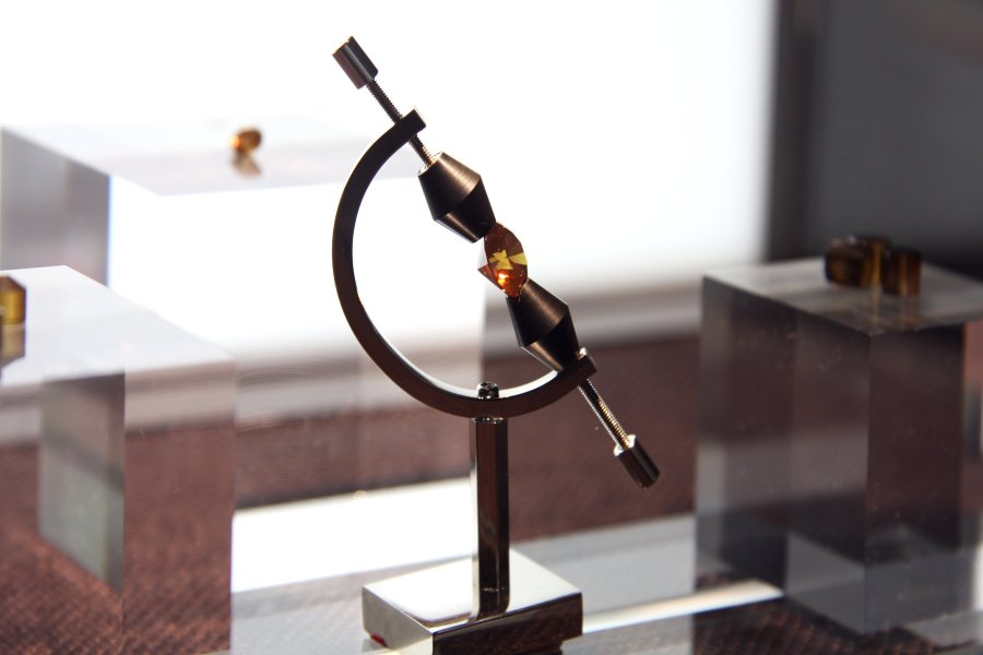 2011年現在、世界最硬の人工ダイヤ「ヒメダイヤ」。別室ではヒメダイヤの輝きを顕微鏡で実際に観察できる。