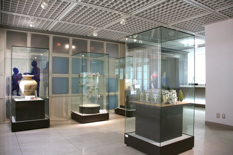 館内の4つのゾーンを表すエントランスホール。各展示ゾーンのトピックが表現されている。