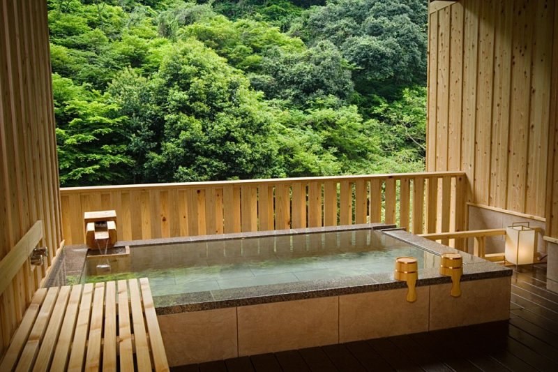 貸切露天風呂：源泉かけ流しの温泉をプライベート空間で楽しめる貸切露天風呂。