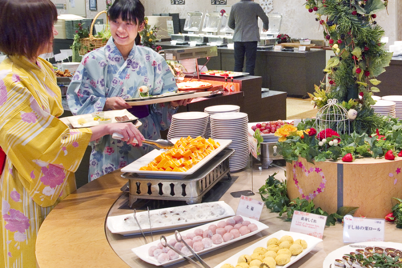 バイキング：旬の味覚が並ぶランチバイキング。料理人による実演コーナーがおすすめ。