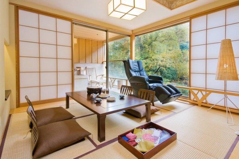 展望露天風呂付客室：展望露天風呂付特別客室。24時間いつでも源泉かけ流しの温泉を愉しめる。