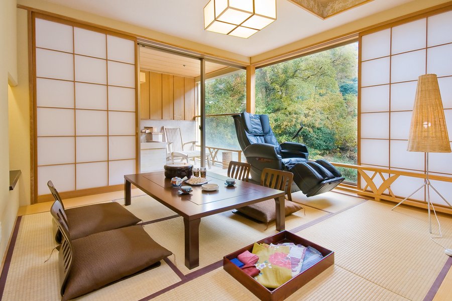展望露天風呂付客室：展望露天風呂付特別客室。24時間いつでも源泉かけ流しの温泉を愉しめる。