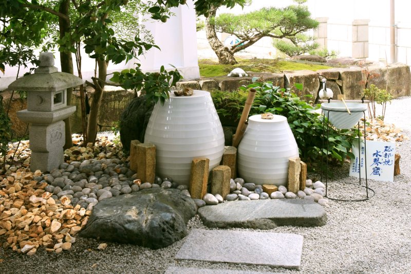 中庭には砥部焼で作られた水琴窟があり、心地よい音が響く。