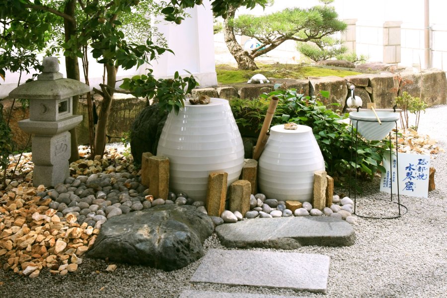 中庭には砥部焼で作られた水琴窟があり、心地よい音が響く。