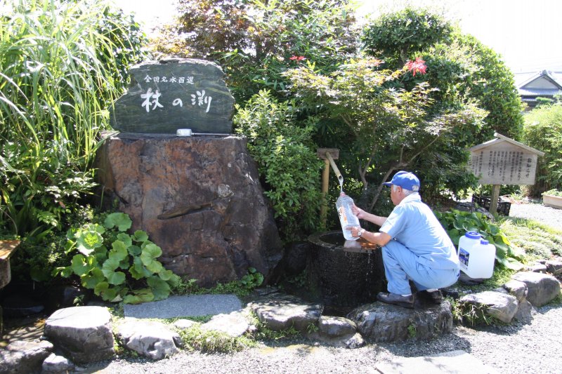 ひっきりなしに水を汲みに訪れる人で賑わい、多くの人に愛飲されている湧水は、五臓六腑に浸みわたる清らかな味。